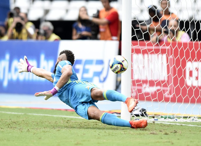 Alex Muralha não alcança pênalti cobrado por Henrique Dourado - Fluminense x Flamengo - Final da Taça Guanabara 2017 (Foto: André Durão) Alex Muralha não alcança pênalti cobrado por Henrique Dourado - Fluminense x Flamengo - Final da Taça Guanabara 2017 (Foto: André Durão)