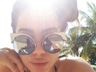 Anitta posa de biquíni, mostra decote e aproveita minutinhos ao sol