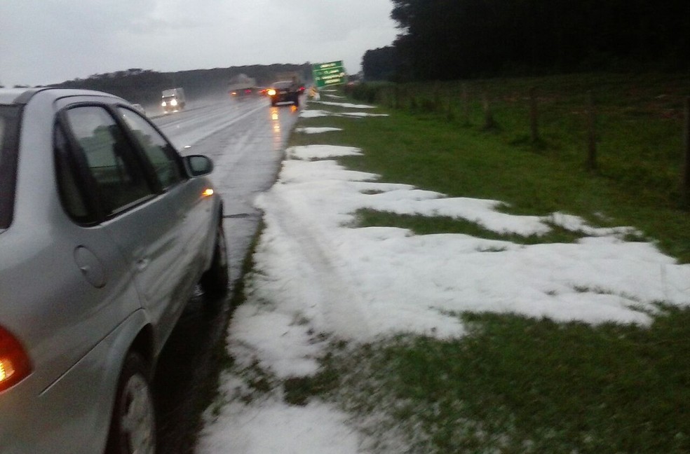 Grama e pista foi tomada pelo gelo durante chuva em Pederneiras (Foto: Solange Zampieri/Arquivo Pessoal)