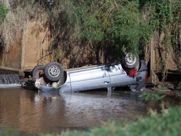 G1 Motorista Morre Após Perder Controle Do Carro E Cair Em Córrego Notícias Em Bauru E Marília 