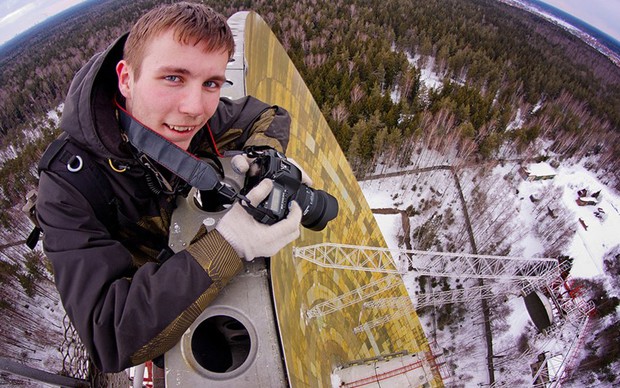 O que me atrai mais é o ambiente dos lugares perdidos', disse Sam Namos, que fez a foto de um explorador conhecido como Vanh1to (Foto: SamNamos.Livejournal.com/BBC)