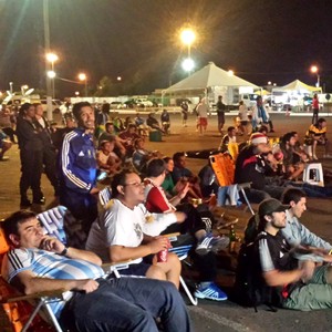 Argentinos acampados assistindo Brasil x Colômbia (Foto: Heitor Esmeriz)