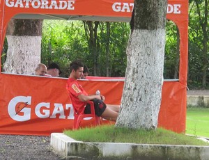 zagueiro artur sanchez sentado à beira do campo (Foto: Janir Junior / globoesporte.com)