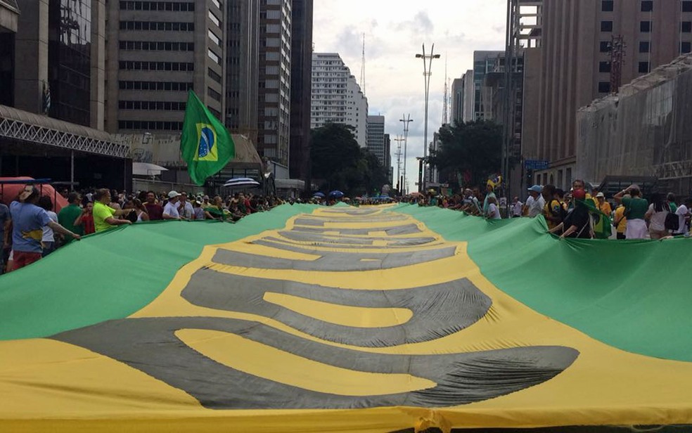 Grupo estende bandeira com a frase Não ao foro privilegiado (Foto: Paulo Toledo Piza/G1)