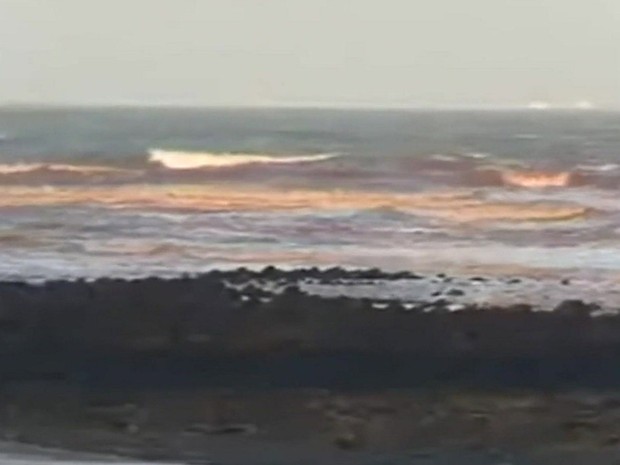 Contaminação por minérios deixou mar vermelho na Malásia (Foto: BBC)