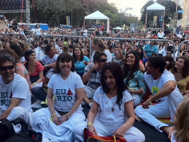 Juliana PAes participa de meditação coletiva ao lado do marido (Foto: Guilherme Brito / G1)