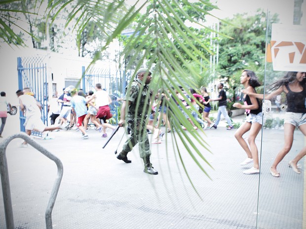 O evento reuniu mais de mil jovens na média de 15 anos, que assistiram o dançarino Fezinho Patatyy, famoso por dançar o "Passinho do Romano". (Foto: Caio Kenji/G1)