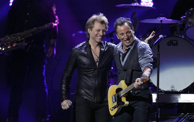 Jon Bon Jovi e Bruce Springsteen em show beneficente em Nova York, nos Estados Unidos (Foto: Lucas Jackson/ Reuters/ Agência)