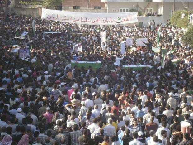 Sírios enterram neste sábado (10) mortos em ataques de forças do governo à cidade de Deraa (Foto: AFP)