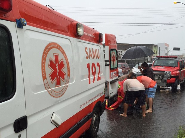 Mulher foi socorrida por veículo particular e motociclista foi atendido pelo Samu após acidente em Jaguaribe (Foto: Walter Paparazzo/G1)