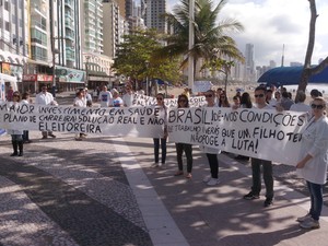 Manifestantes defendem o exame Revalida (Foto: Luiz Souza/RBS TV)