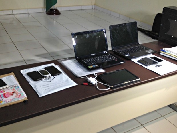 Na primeira fase da operação, polícia apreendeu documentos, computadores e celulares para coletar provas (Foto: Iryá Rodrigues/G1)