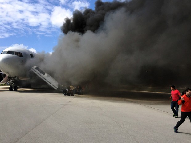 [Internacional] Avião pega fogo em aeroporto da Flórida, nos EUA Us-aviation-accident-florida_andres_gallego_afp_1