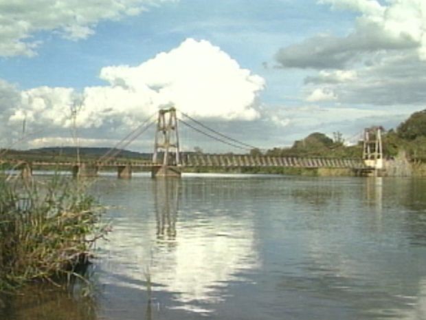 Ponte pênsil de Chavantes foi bloqueada durante a revolução de 32.  (Foto: reprodução/TV Tem)