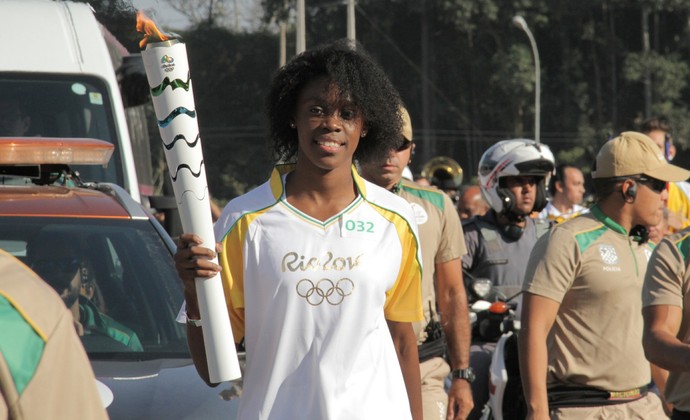 Lorrayne, jogadora da seleção de vôlei sub-17, com a tocha olímpica (Foto: Carlos Santos/GloboEsporte.com)