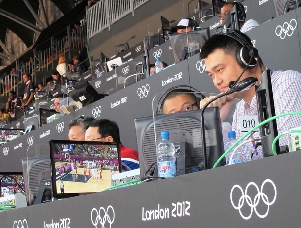 You Ming Comentando Jogo china x espanha no basquete (Foto: Gabi Lomba / Globoesporte.com )