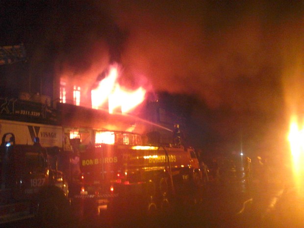 Inc�ndio de grandes propor��es queimou todo o pr�dio do supermercado (Foto: Fabio Lehmen/RBS TV)