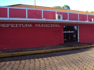 Prefeito de Barrinha pinta a Prefeitura de Barrinha de vermelho, cor de seu partido (Foto: Arquivo Pessoal/ Divulgao)