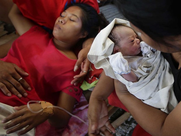 11/11 - Bea Joy nasceu nesta segunda-feira (11) após um parto realizado em uma clínica improvisada no aeroporto de Tacloban. Após a passagem do tufão, a mãe dele precisou nadar e achou abrigo no aeroporto, onde foi realizado o parto (Foto: Bullit Marquez/ AP)