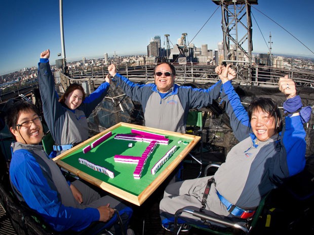Jogadores de Mahjong na Ponte Harbour, em Sydney (Foto: AFP/Geoff Jones/Bridgeclimb Sydney)