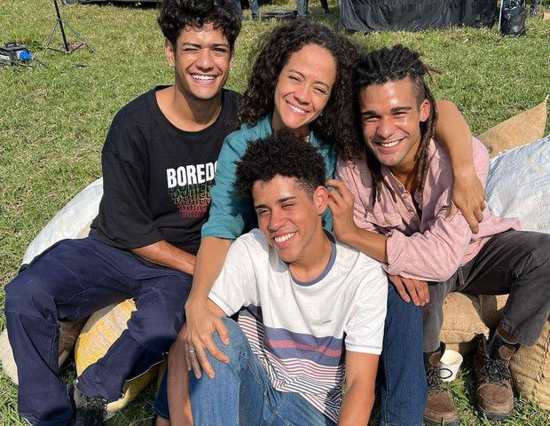 Aline Borges com atores que interpretam seus filhos em Pantanal (Foto: Reprodução/Instagram)
