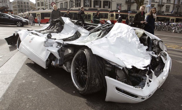 Mercedes destruída foi exibida perto de estação de trem em Zurique, na Suíça (Foto: Arnd Wiegmann/Reuters)