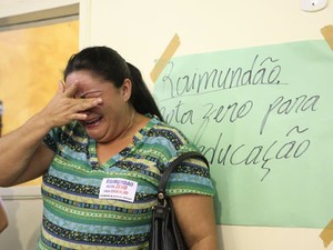 Professora chora ao ver redução salarial ser aprovada (Foto: Normando Sóracles/Agência Miséria de Comunicação)