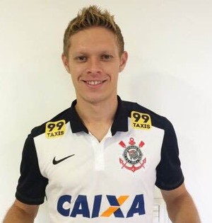 Marlone veste camisa do Corinthians (Foto: Reprodução/Twitter)