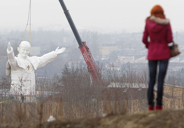 Estátua de João Paulo II em Czestochowa tem 13,8 metros de altura (Foto: Czarek Sokolowski/AP)