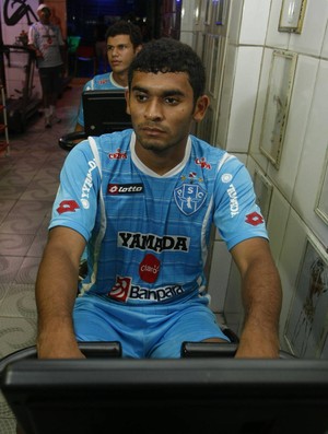 Nenê Apeú, ex-Paysandu, marcou dois gols na vitória do Paragominas (Foto: Marcelo Seabra/O Liberal)