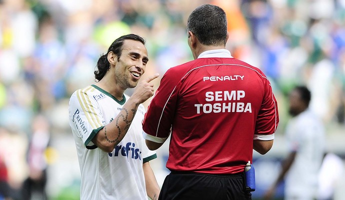 Valdivia discute com árbitro, leva amarelo, e Oswaldo reclama; veja