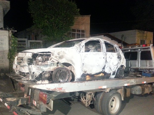 Carro queimado em Mairinque (Foto: Divulgação/São Roque Notícias)