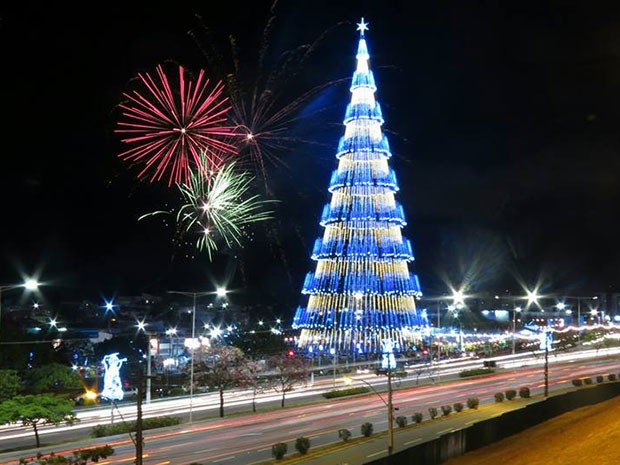 G1 - Árvore de Natal de 108 metros é acesa na capital potiguar - notícias  em Rio Grande do Norte