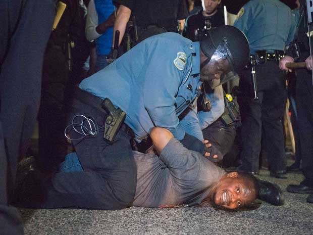 Policial prende um manifestante na frente do Departamento de Polícia de Ferguson. (Foto: Kate Munsch / Reuters)