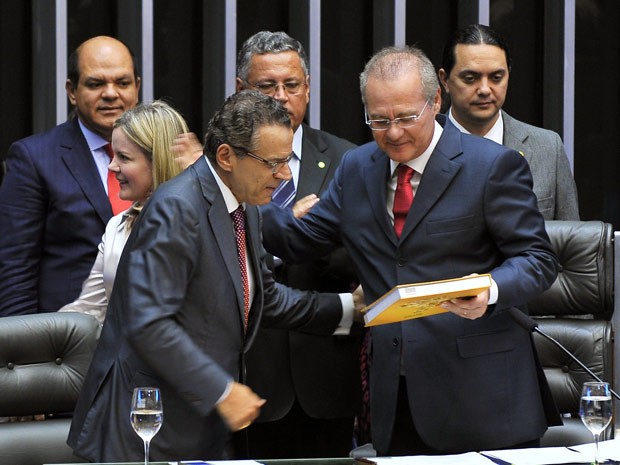 O novo presidente da Câmara, Henrique Eduardo Alves (PMDB-RN), ao lado do presidente do Senado e do Congresso, Renan Calheiros (PMDB-AL) (Foto: Agência Câmara)