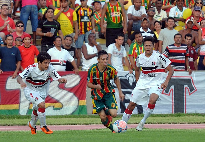 Pimentinha, do Sampaio, jogando no Castelão contra Santa Cruz pela Série C do Brasileiro (Foto: Biaman Prado/O Estado)