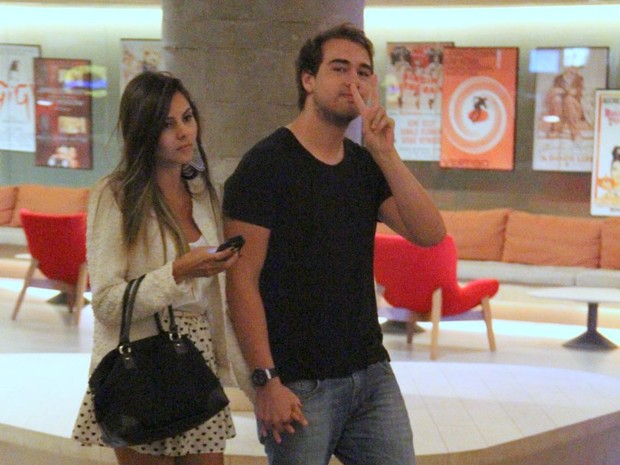 Olin Batista e a namorada, Ellen Teodoro, em shopping na Zona Oeste do Rio (Foto: Marcus Pavão/ Ag. News)