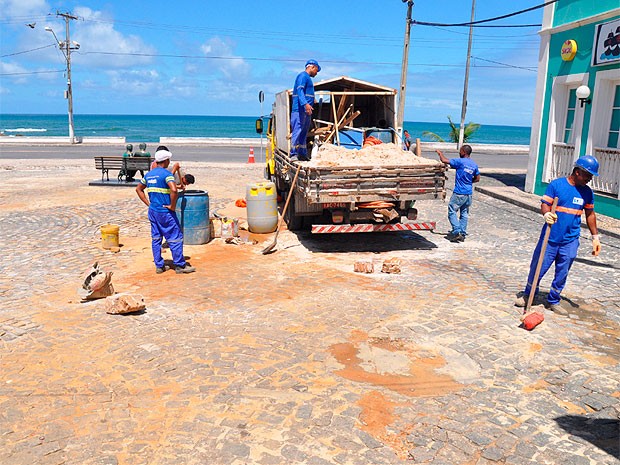 Cratera é fechada no Largo de Dinha após realização de obras na capital  (Foto: Luiz Hermano/ Embasa)