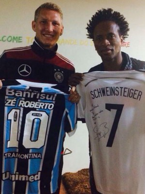 Schweinsteiger ao lado de Zé Roberto, com a camisa do Grêmio (Foto: Reprodução/Facebook)