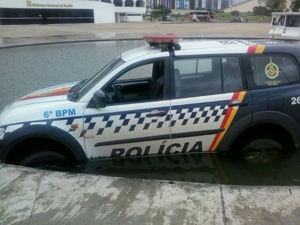 Carro de polícia cai em espelho d'água do Museu da República, em Brasília  (Foto: PM/Divulgação)
