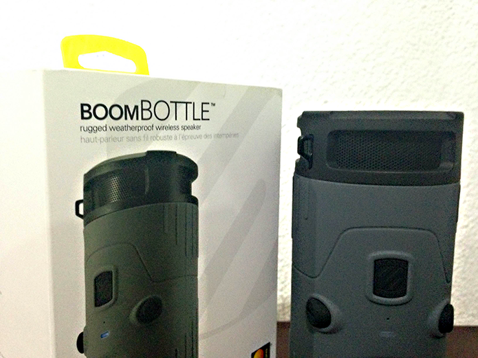boomBOTTLE tem formato cilíndrico e é à prova dágua (Foto: Diego Sousa/TechTudo)