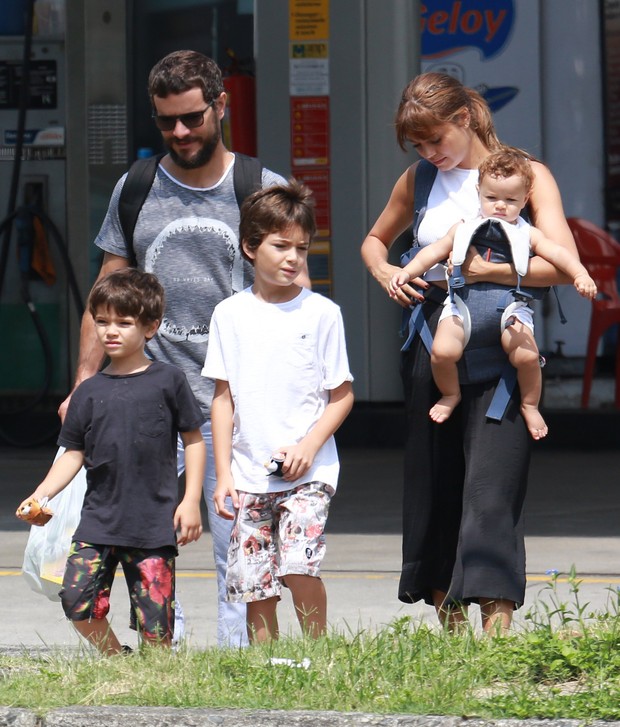 Sophie Charlotte, Daniel de Oliveira e os seus filhos  (Foto: Agnews / Dilson Silva)