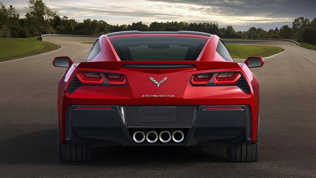 Corvette Stingray se destaca pelo visual agressivo, conferido, também, pelas saídas de escapamento (Foto: Divulgação)