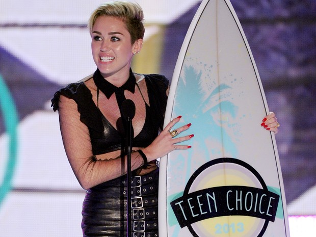 Miley Cyrus recebe prêmio durante o Teen Choice Awards 2013, neste domingo (11), na Califórnia (Foto: Kevin Winter/Getty Images/AFP)