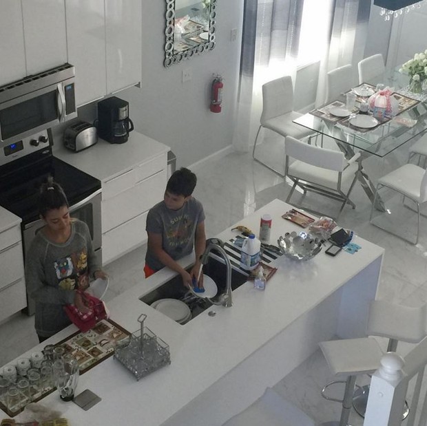 Filhos de Carla Perez e Xanddy na cozinha da casa deles nos EUA (Foto: Reprodução/Instagram)