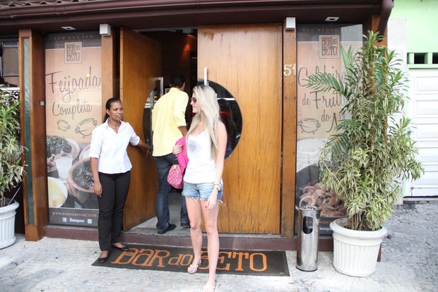 Bárbara Evans em restaurante em Ipanema (Foto: Rodrigo dos Anjos / AgNews)