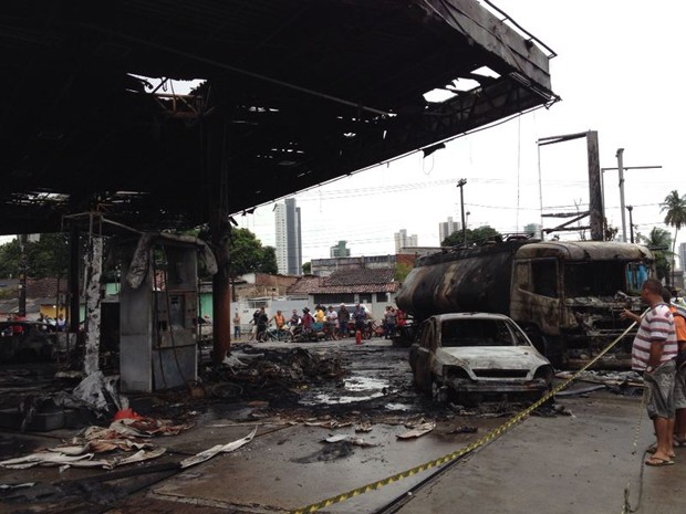 Posto em Água Fria ficou destruído após incêndio (Foto: Marjones Pinheiro/G1)