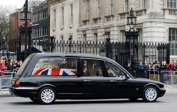 Carro com o corpo de Thatcher passa pelas ruas de Londres (Foto: Reuters)