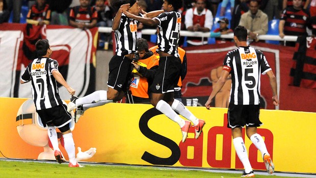 Ronaldinho e Jô, Flamengo x Atlético-MG (Foto: André Durão / Globoesporte.com)