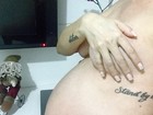 Antônia Fontenelle faz topless e exibe o barrigão de grávida